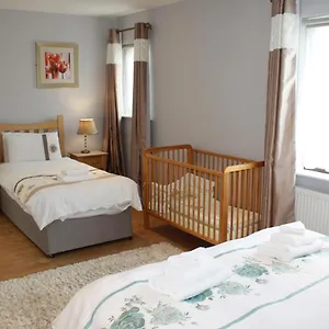 Holiday home Town Centre Location -Free Private Parking -Luxury 4 Bedroom House All En-Suite With Power Showers -Full Kitchen, 2 Living Rooms - Great Location - Shops And Restaurants 3-Minute Walk -Fast Wi-Fi -Sleeps 9 Guests, Killarney